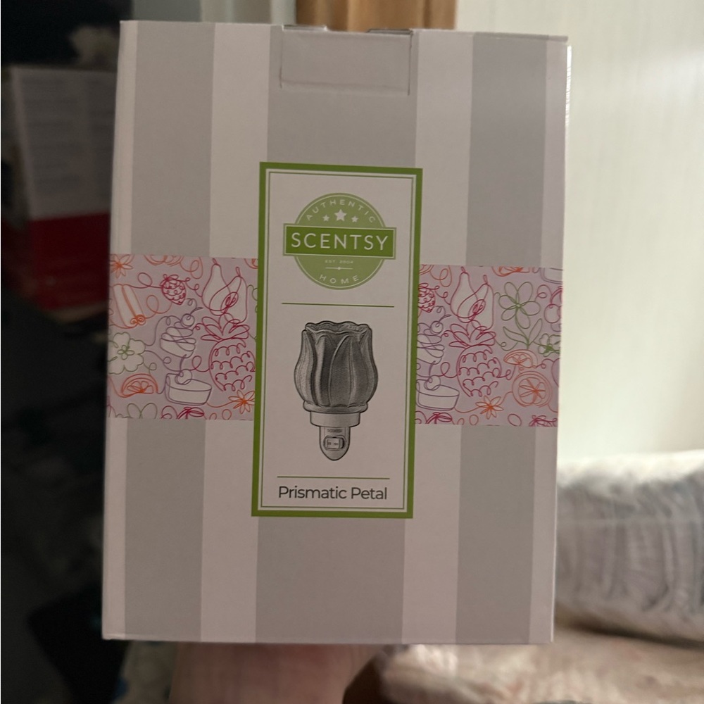 Scentsy Prismatic Petal Candle Holder - Gray and White